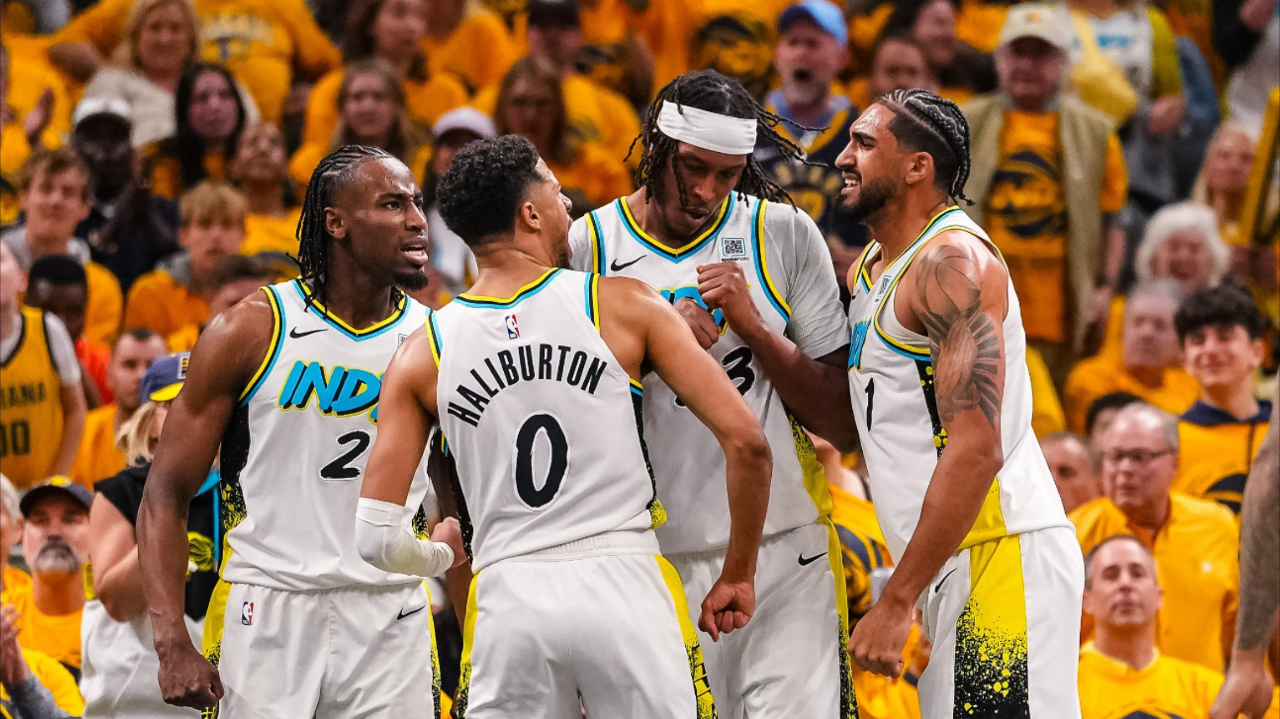 西亚卡姆迎来十五赛季出色发挥,雄鹿观众热烈欢呼!比赛高潮迭起 西亚卡姆迎来十五赛季出色发挥,雄鹿观众热烈欢呼!比赛高潮迭起