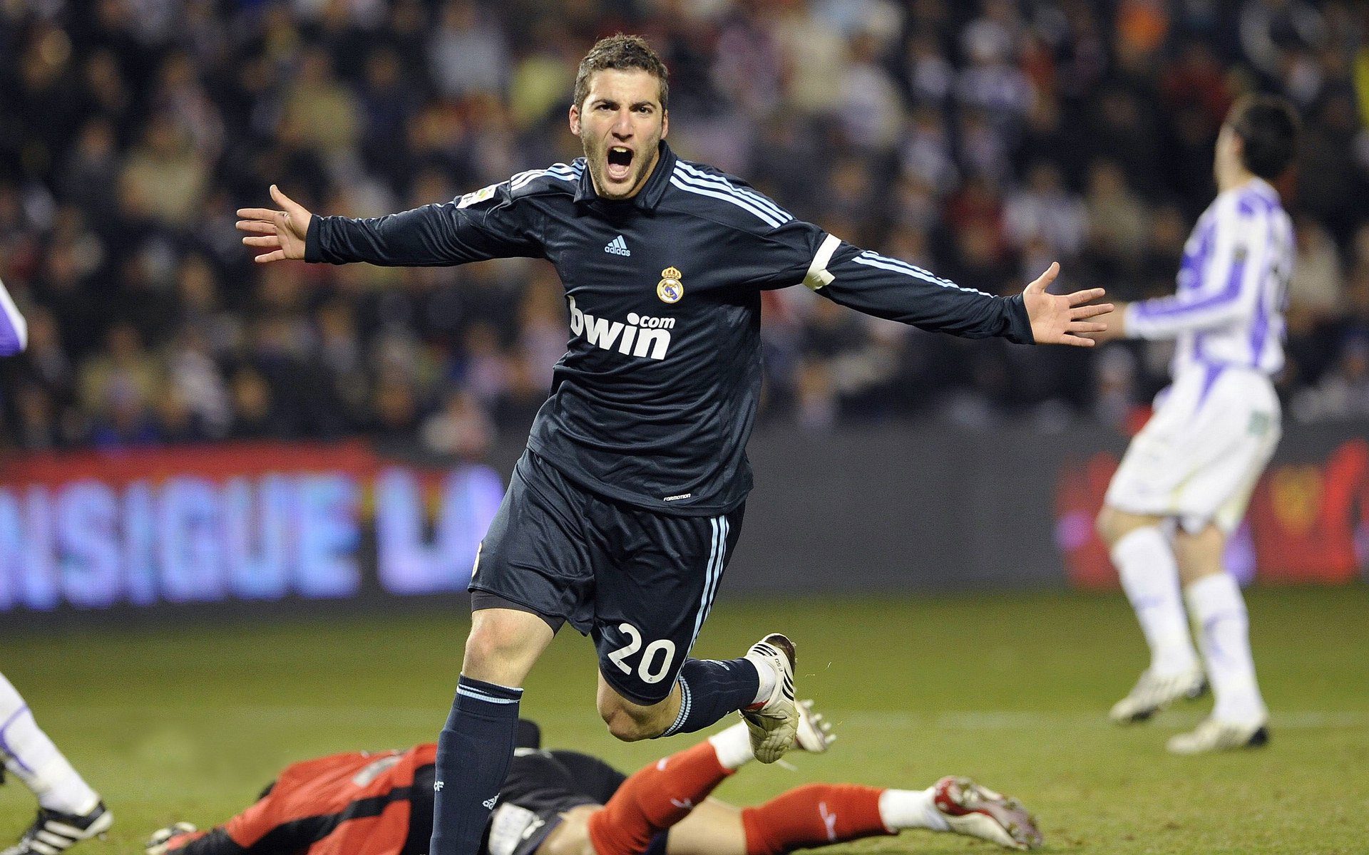 莱万多夫斯基官方宣布战术调整新规,利物浦引发争议!观众掌声雷动的简单介绍