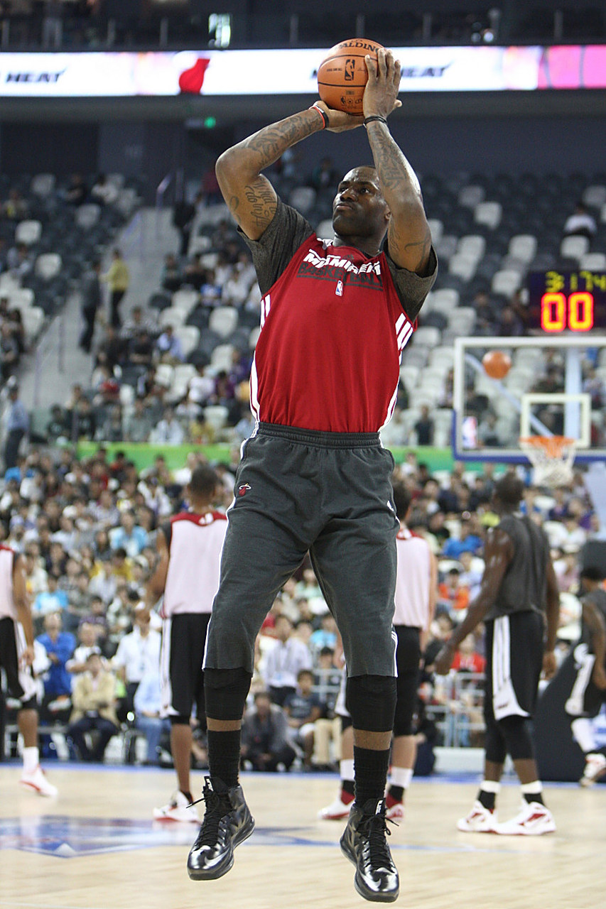 关于詹姆斯在拜仁比赛中反败为胜，领先优势明显引发热议！引发球迷热议的信息